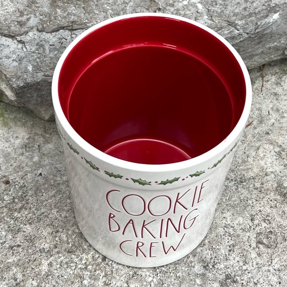 Rae Dunn COOKIE BAKING CREW Christmas Crock - Picture 2 of 4